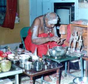 Kripananda Variar performing daily puja